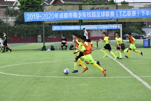沪媒：国足换人后表现让球迷不满，长时间被新加坡队压制和围攻